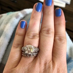 Strontium titanate and white gold ring